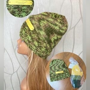 🍒🎀 Hand Knit Camo Beanie w/ Colour Block Hand Knit Mittens 🎀🍒 NWT